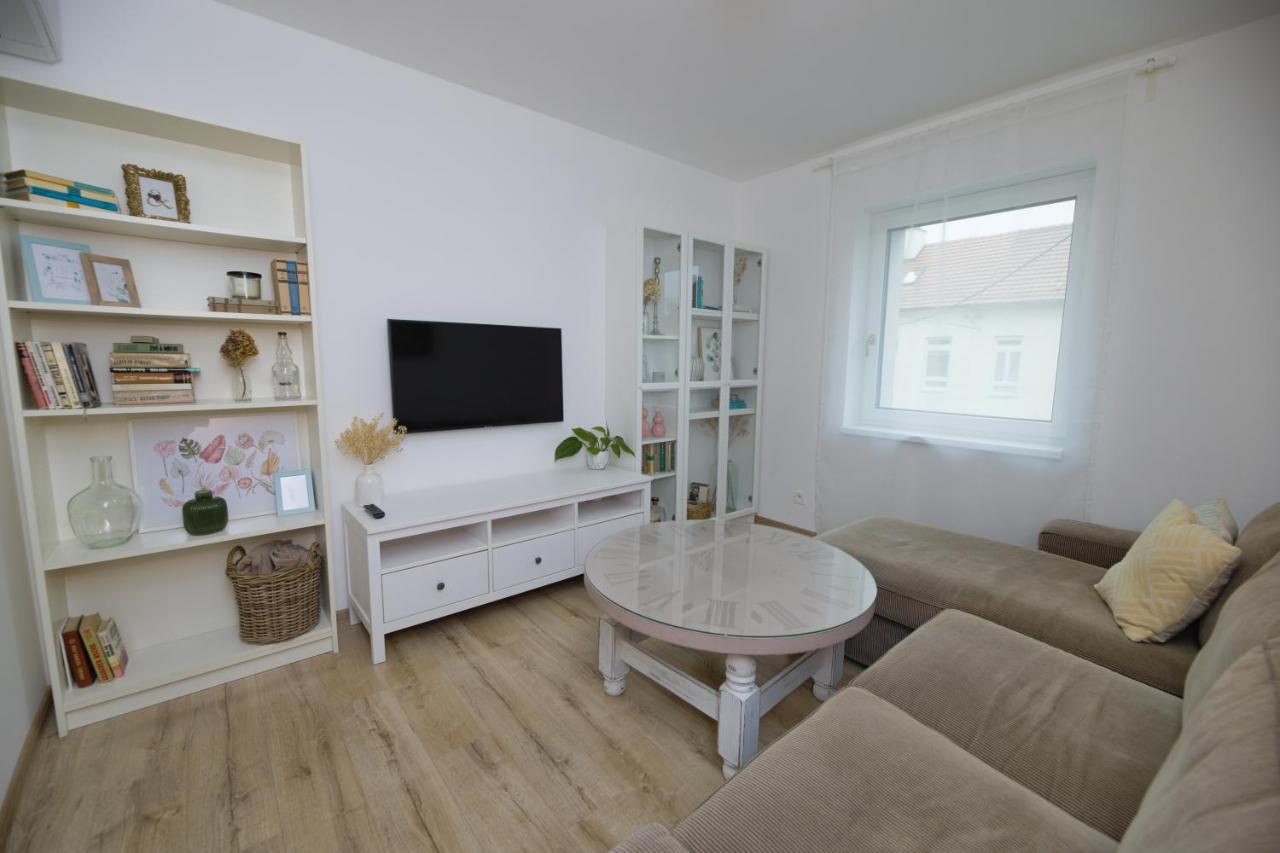 Central Apartment - Folk District Bratislava Buitenkant foto